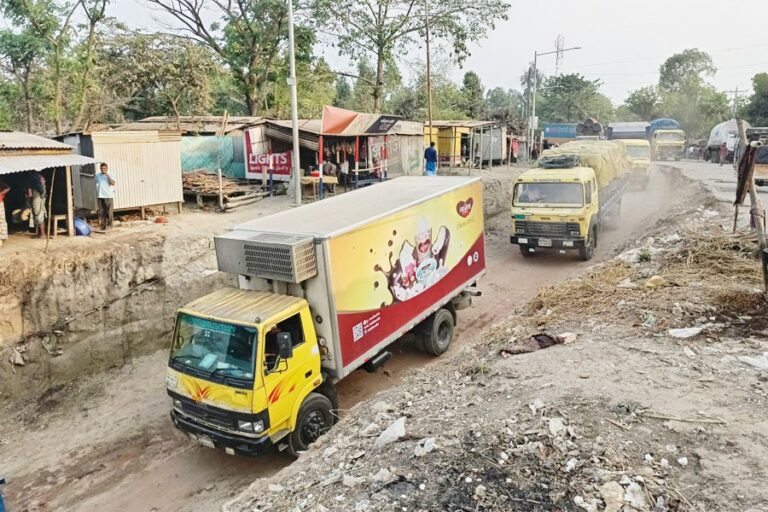 パトゥリア～ダウラトディア間のフェリー航路は、急勾配のアプローチ道路のため、移動に危険が伴う。