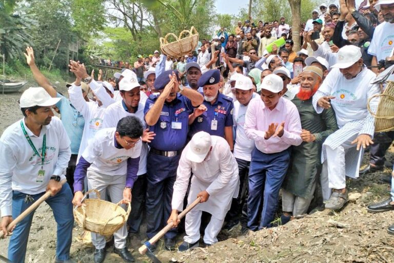 情報放送大臣ザヒル・ウディン・スワパン氏が就任式を行う