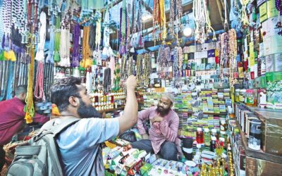 イードの買い物客が帽子、香水、化粧品を求めて市場に殺到する