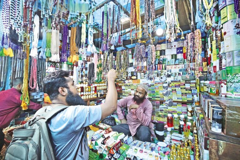 イードの買い物客が帽子、香水、化粧品を求めて市場に殺到する