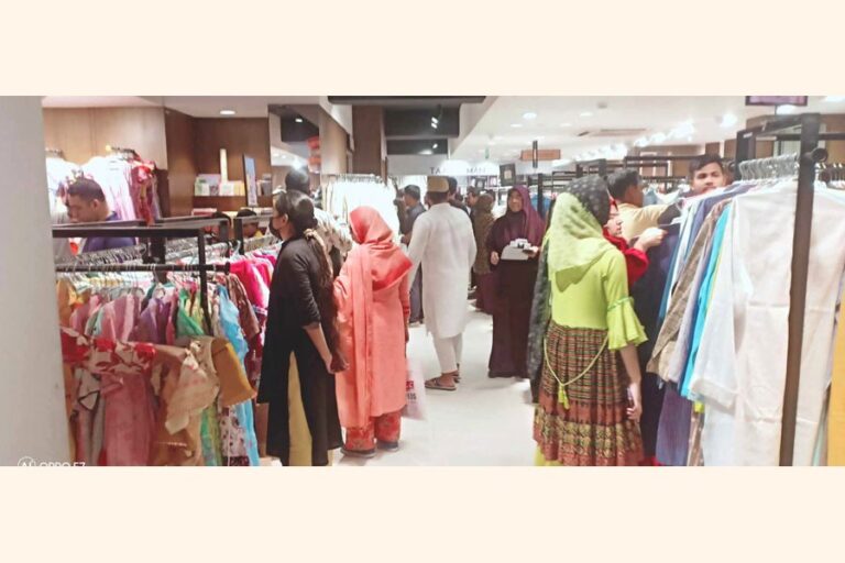 イードを前に、買い物客がショッピングモールに殺到する