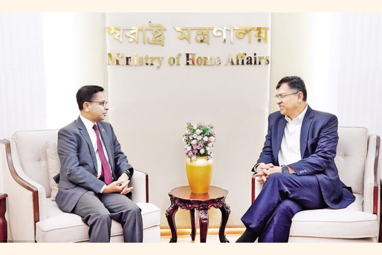 プラナイ・ヴァルマはサラディン・アハメド内務大臣に電話した。