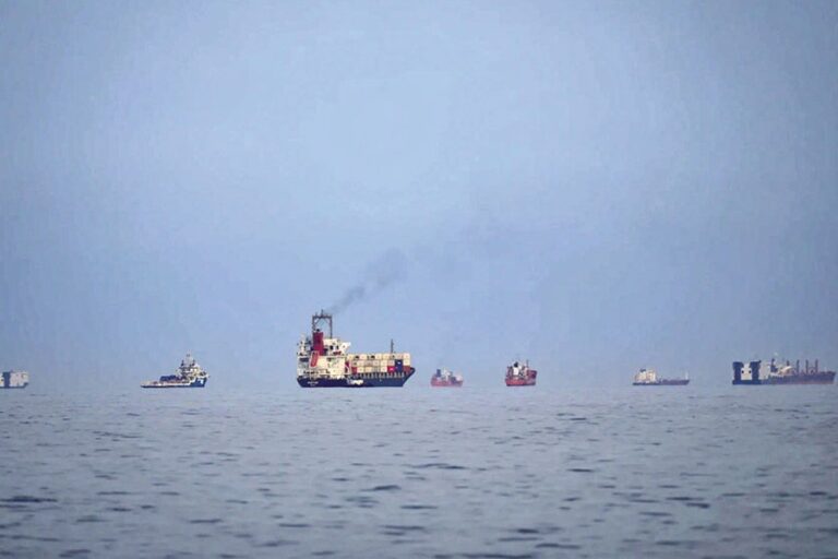 イランは戦争にもかかわらず数百万バレルの石油を輸出しており、約90隻の船舶がホルムズ海峡を通過している。