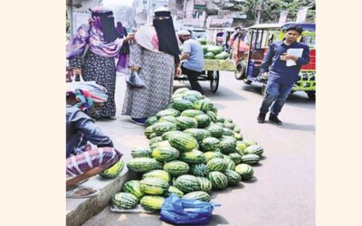 チャンドプールの顧客は豊富な供給の中でスイカを楽しんでいる