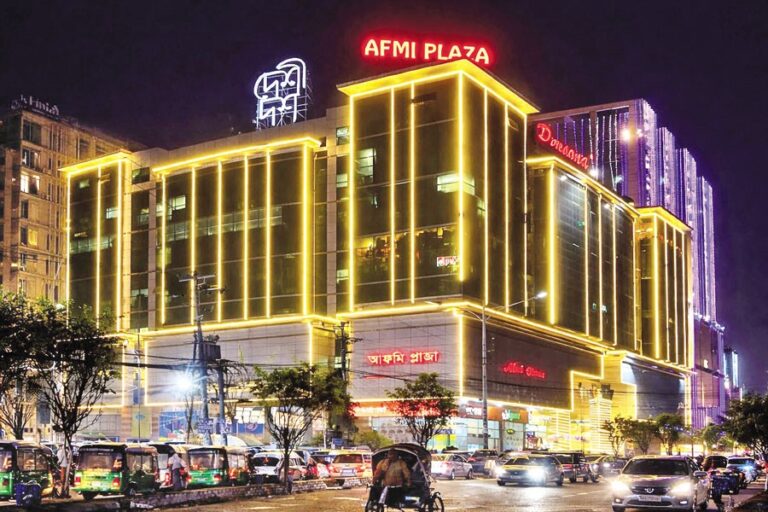 政府の禁止にもかかわらず、装飾照明の使用は続いている。