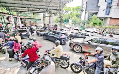 ガソリンスタンドに長蛇の列