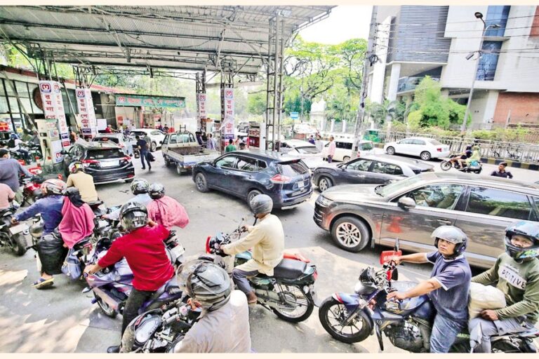 ガソリンスタンドに長蛇の列