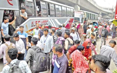 サイエダバード・バスターミナルに帰省客が殺到