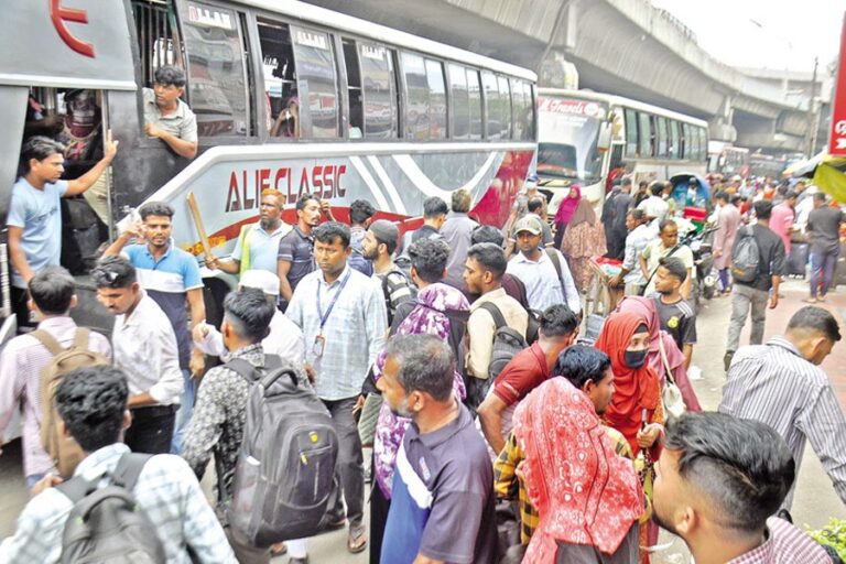 サイエダバード・バスターミナルに帰省客が殺到