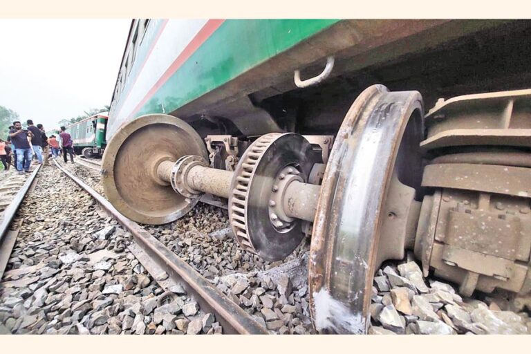 ニルサガル急行がボグラで脱線、少なくとも66人が負傷