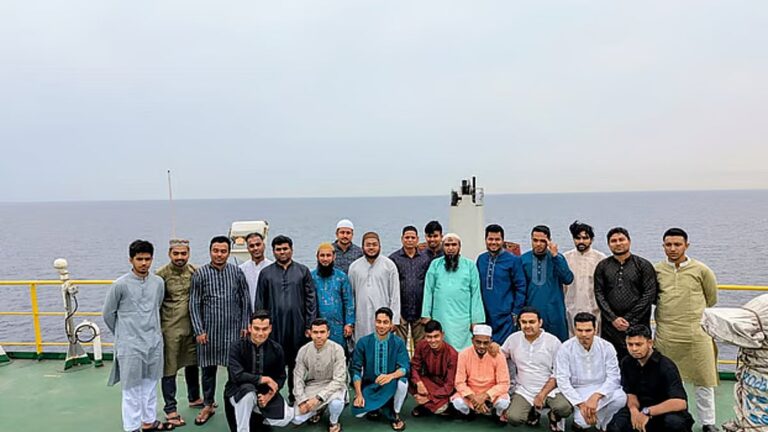 ペルシャ湾で座礁した船上で、バングラデシュ人船員たちがイードの祈りを捧げる。