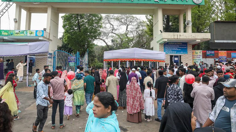 8万人の来場者が国立動物園に押し寄せる
