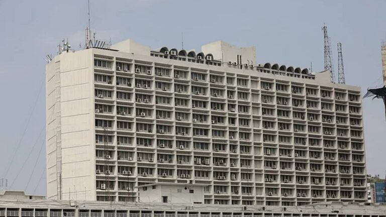 イード休暇明けの明日からオフィスや銀行の業務が再開