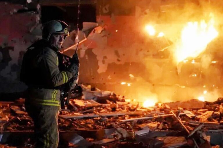 ウクライナ全土でロシア軍による大規模な空爆があり、少なくとも5人が死亡した。