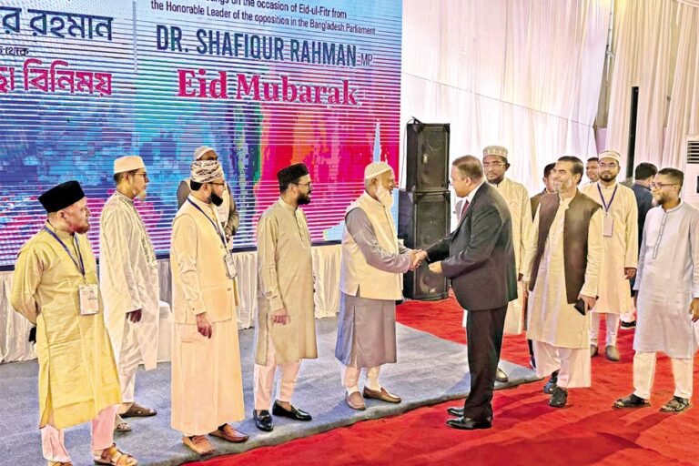 シャフィクル・ラフマン博士は外交官たちとイードの挨拶を交わした。
