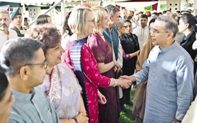 タリク・ラフマン首相は外交官らとイード・アル＝フィトルの挨拶を交わした。