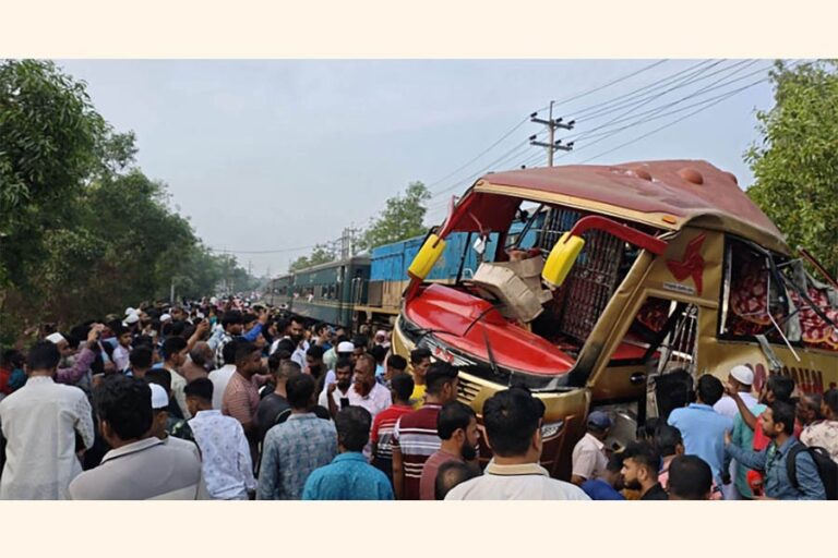 イード休暇中に道路で44人が死亡