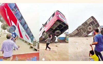 ダウラトディア行きのフェリーに乗船しようとしたバスがパドマ川に転落