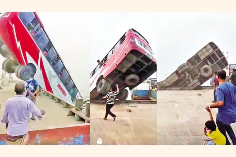 ダウラトディア行きのフェリーに乗船しようとしたバスがパドマ川に転落