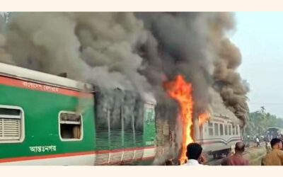 ダッカ行きのチャッタラ・エクスプレス列車の動力車で大規模な火災が発生