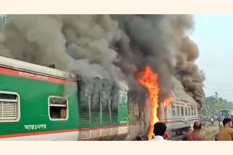 ダッカ行きのチャッタラ・エクスプレス列車の動力車で大規模な火災が発生