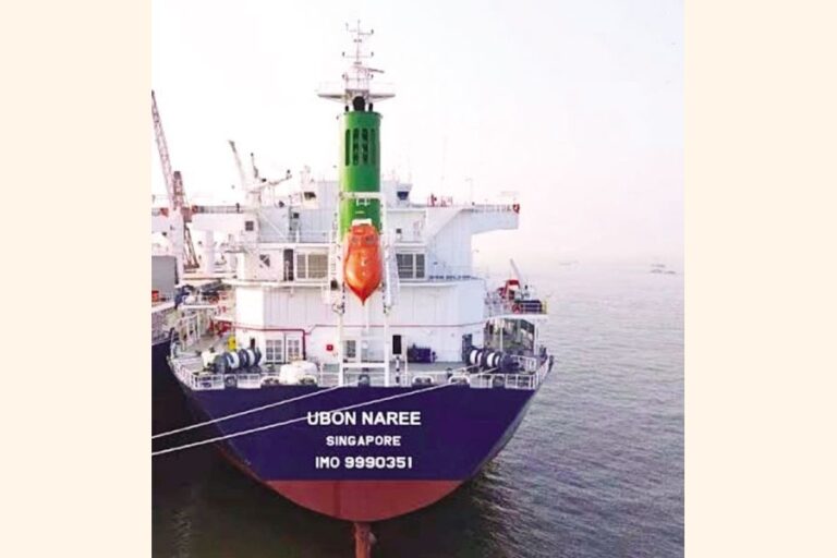 小麦6万2000トンを積んだ米国船がチッタゴン港に到着