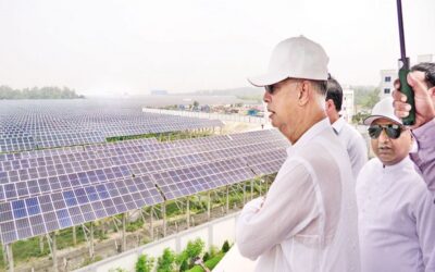 イクバル・ハッサン・マフムード氏が68MWの太陽光発電所の建設現場を視察