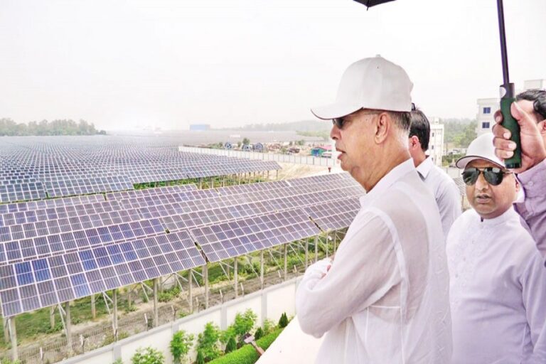 イクバル・ハッサン・マフムード氏が68MWの太陽光発電所の建設現場を視察
