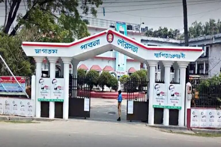 パブナ市の住民は質の高いサービスを受けられない