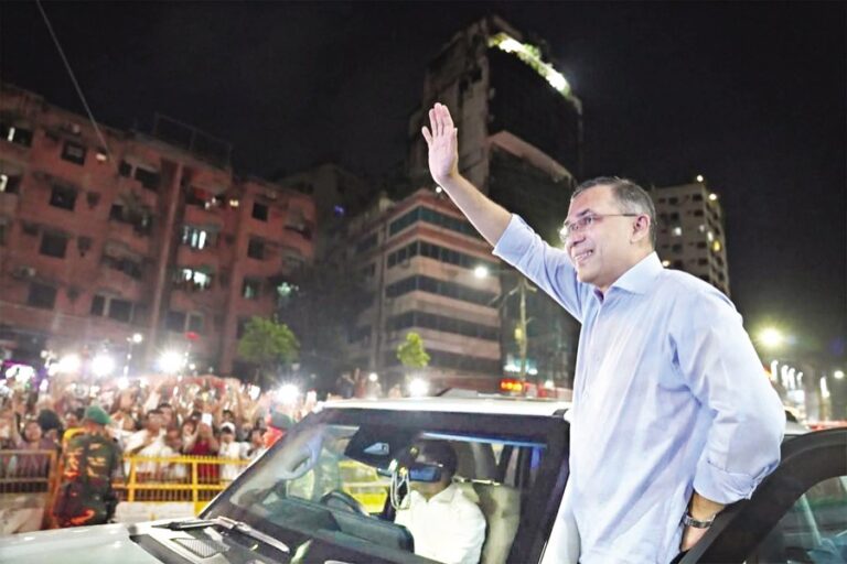 タリケ氏、首相として初めてナヤパルタン事務所に到着