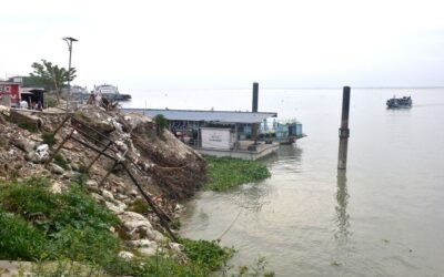 絶え間ない河川浸食は、大規模な土砂崩れのリスクをもたらす。