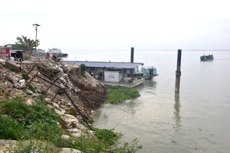 絶え間ない河川浸食は、大規模な土砂崩れのリスクをもたらす。