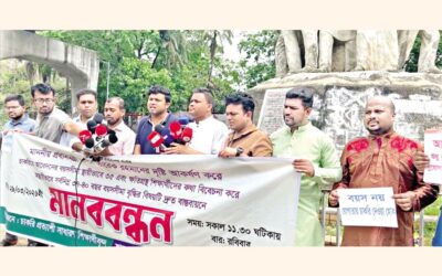 デリー大学で政府職員採用年齢制限を35歳に引き上げるための人間の鎖運動が発生