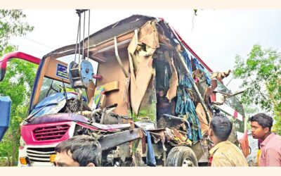 ディナジプールでバスとトラックの衝突事故が発生、2人が死亡