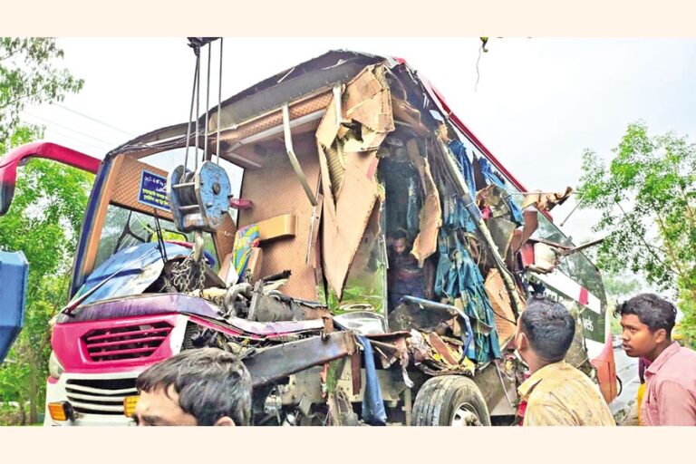 ディナジプールでバスとトラックの衝突事故が発生、2人が死亡