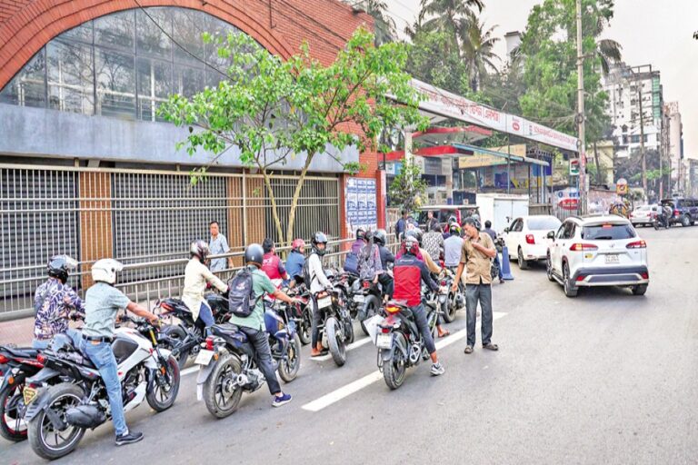 政府は危機を回避するためにエネルギーの節約を促している