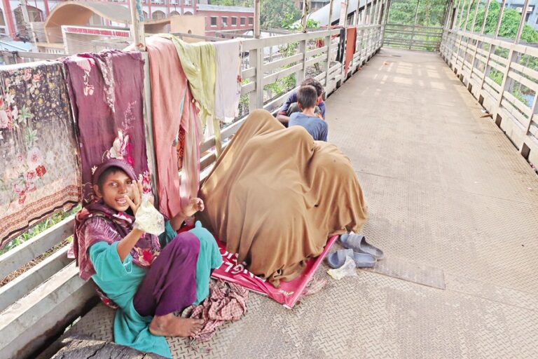 政府が対応を怠っているため、ストリートチルドレンは苦しみ続けている