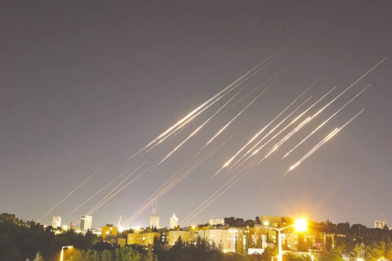 後世に悪い教訓を残すために、いじめっ子たちが戻ってきた