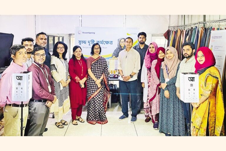 VisionSpring、皮革産業労働者に無料視力検査を提供