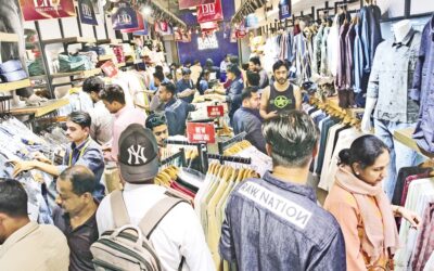 街の市場に人が殺到し、イードの買い物が勢いを増す