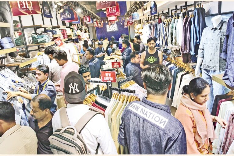 街の市場に人が殺到し、イードの買い物が勢いを増す