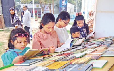 エクシェイ・ブックフェアで人形劇が子どもたちを楽しませる