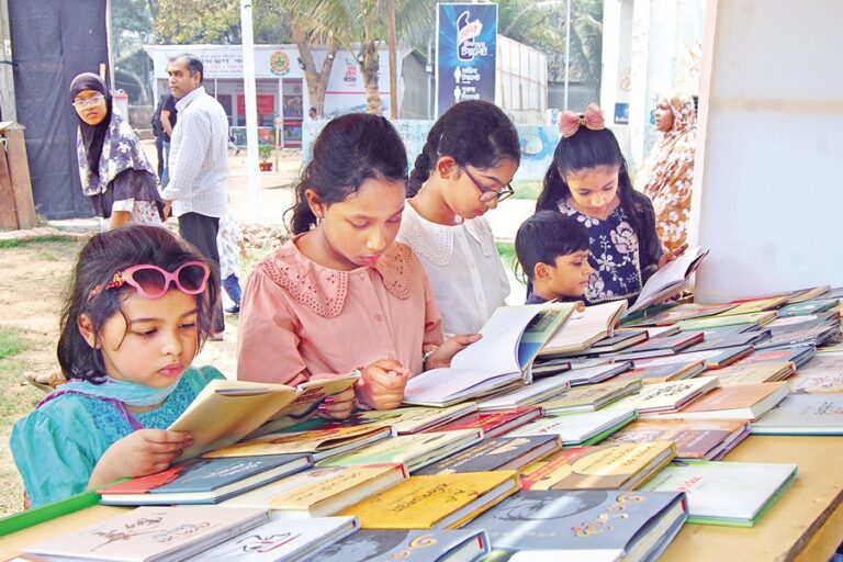 エクシェイ・ブックフェアで人形劇が子どもたちを楽しませる