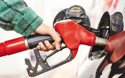 運転手たちはガソリンスタンドで夜通し列に並ぶ