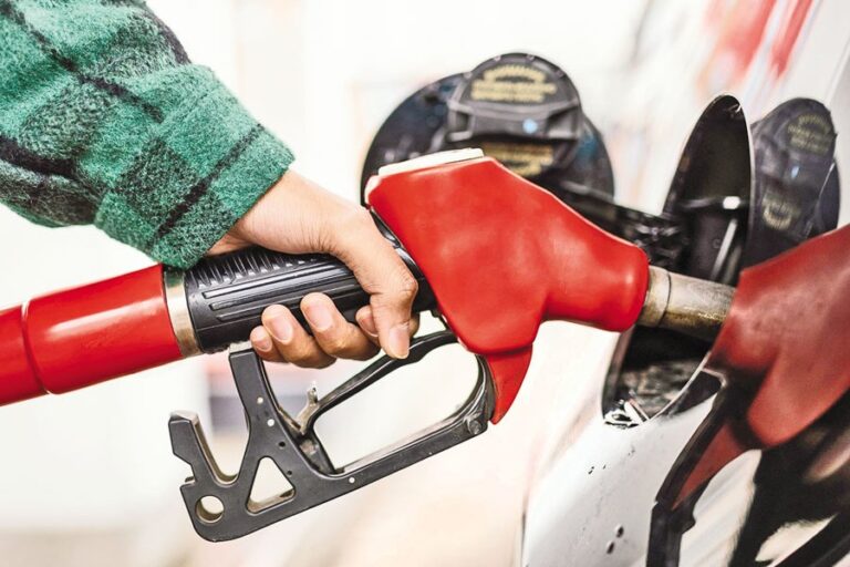 運転手たちはガソリンスタンドで夜通し列に並ぶ