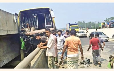 シラジガンジのバス事故で3人死亡