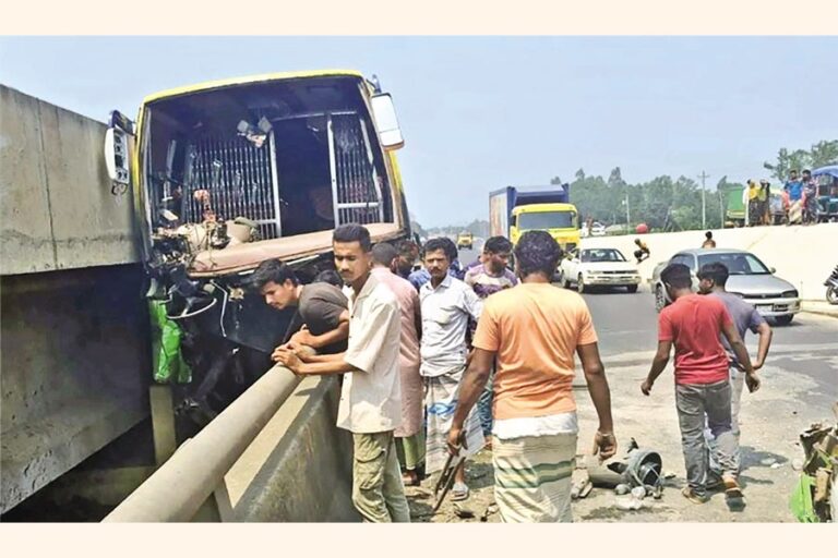 シラジガンジのバス事故で3人死亡