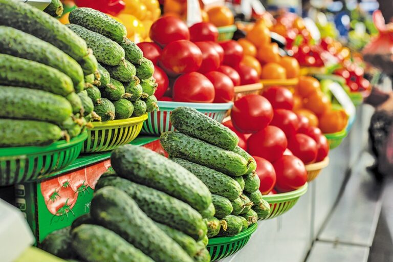 鶏肉、油、野菜の価格高騰が庶民の生活に負担をかけている