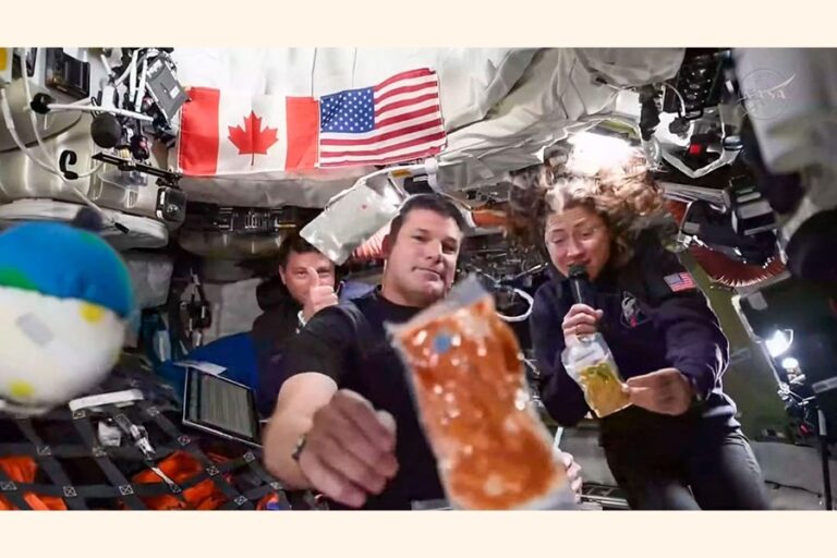 アルテミス計画の宇宙飛行士たちが歴史的な月面フライバイに向けて準備を進めている。