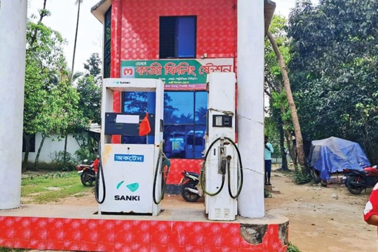 マグラの給油所では長蛇の列ができるのが当たり前になっている